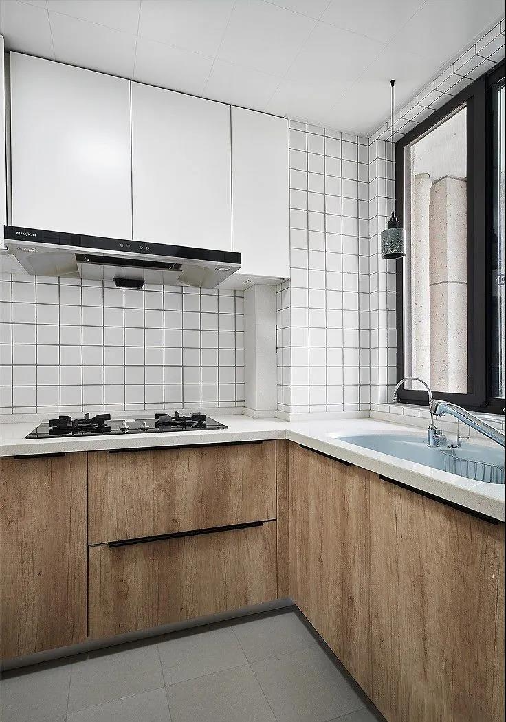 木色与白色的搭配奠定了厨房空间色感，给人一种冷静、理性的视觉感受。