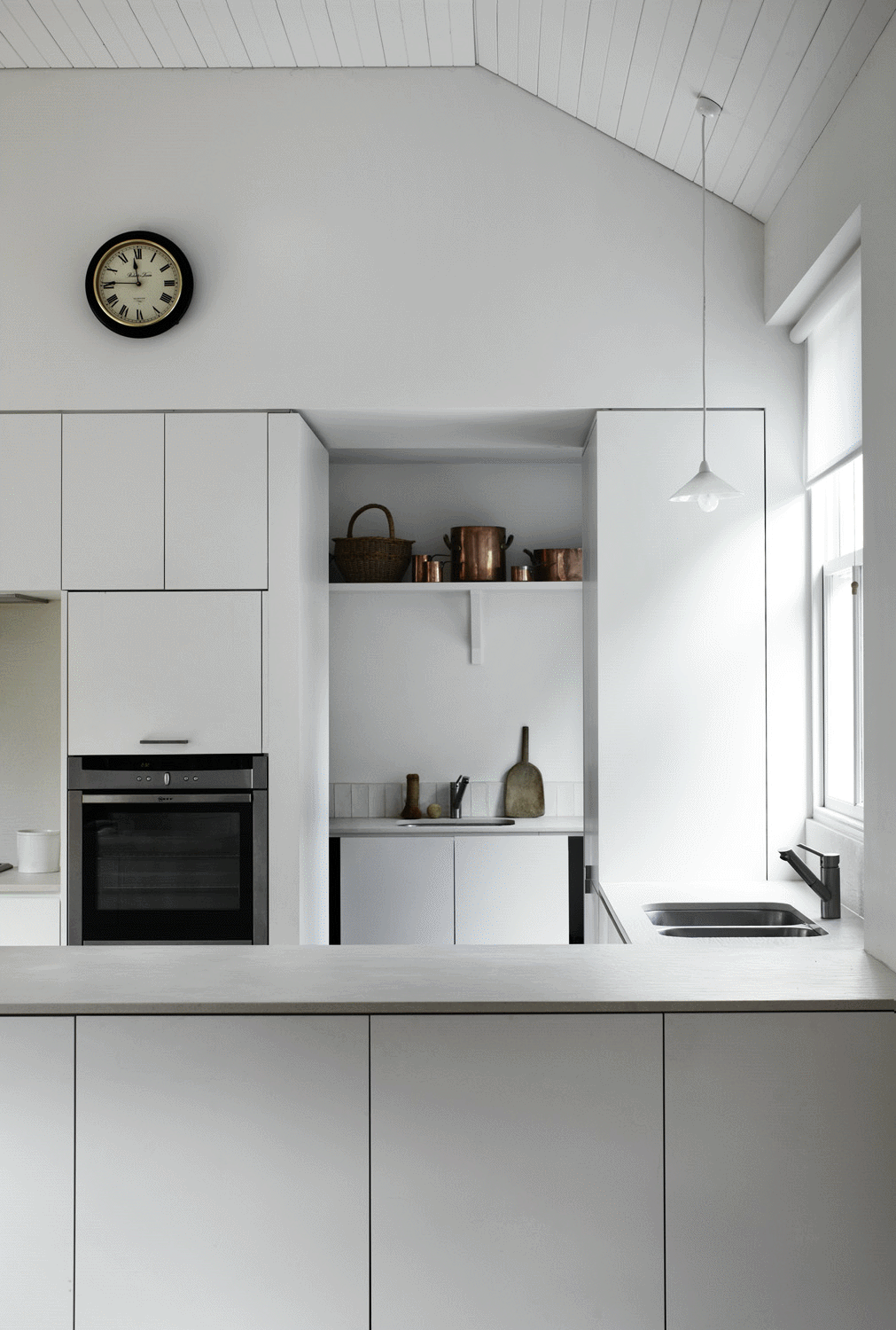 厨房结构紧凑，整体橱柜以白色为主，局部采用了搁台设计，提高了空间的收纳能力。