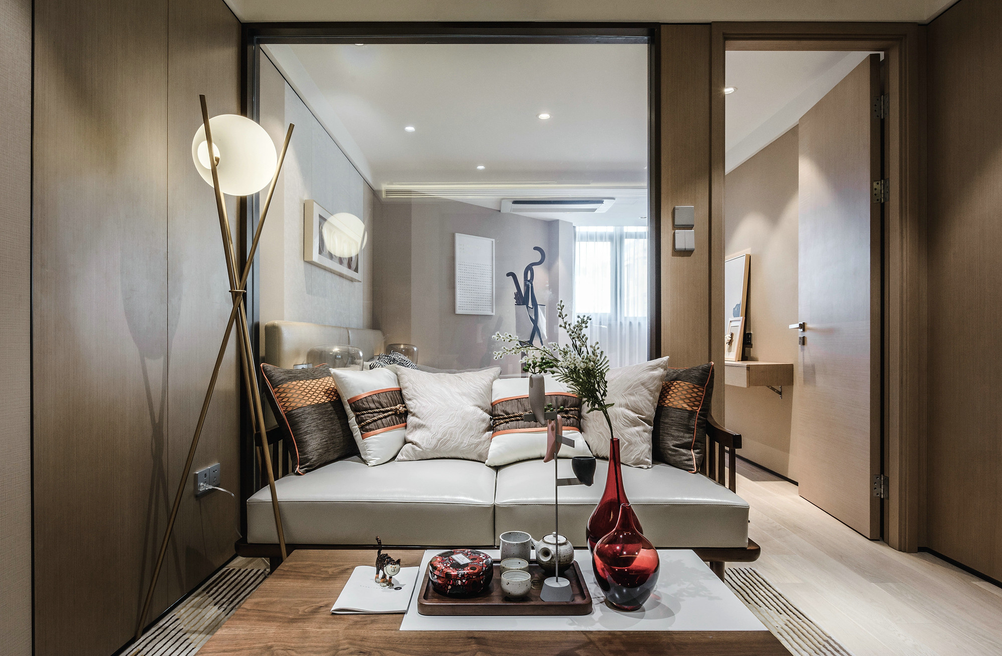 客厅采用温馨高雅的米色调，搭配知性的灰色皮质沙发，营造富有层次感的格调。