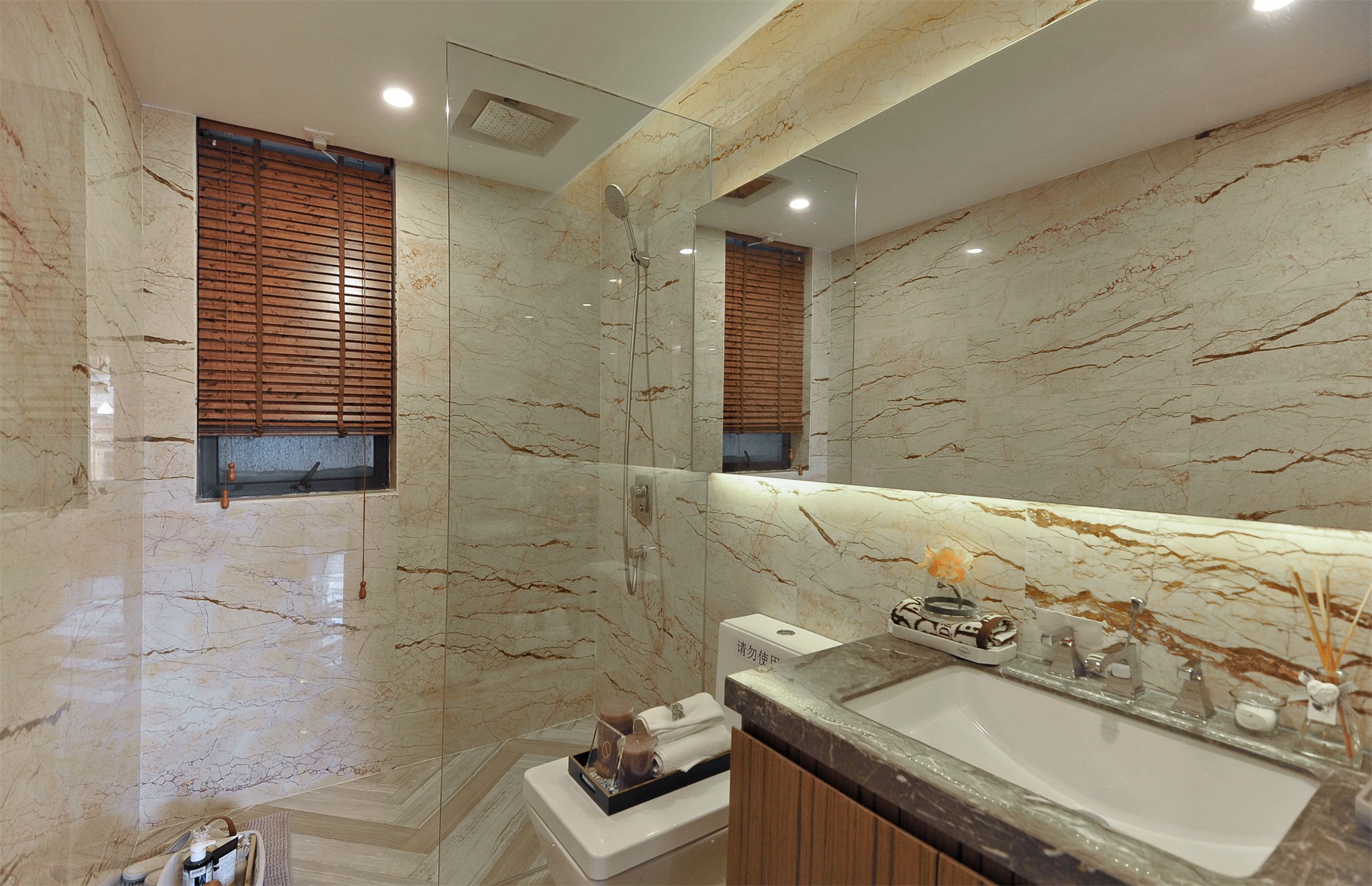 卫生间以米色基调为主，动线设计使空间更加洁净，照明赋予了空间明亮与洁净。