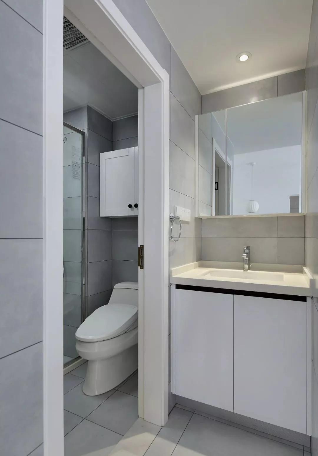 卫生间采用三式干湿分离设计，层次分明，主要以白色为基调，洁净大方。 