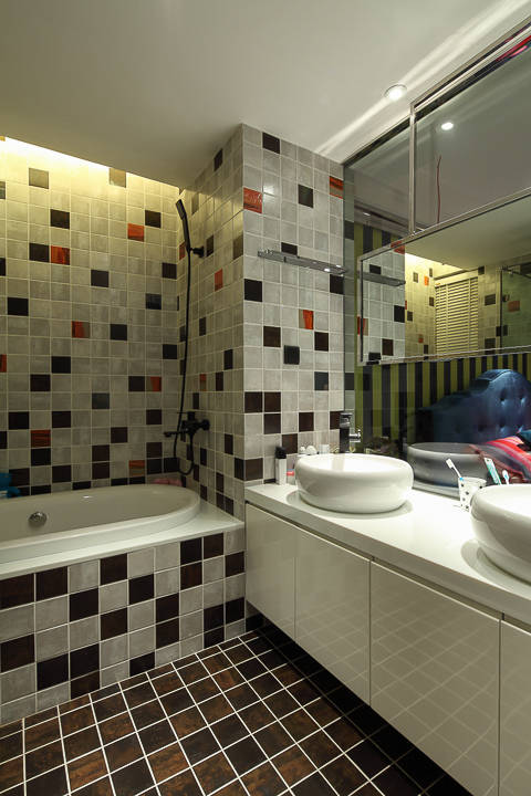 卫浴空间墙面和地面均使用格子瓷砖铺贴，小小的卫生间也充满格子情趣。