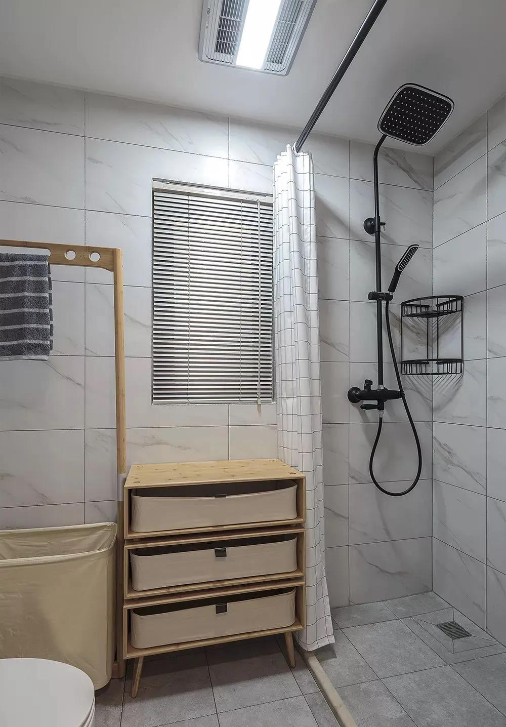 卫浴间的设计以现代日式风格为主，硬朗的线条设计，让视线得以延伸。