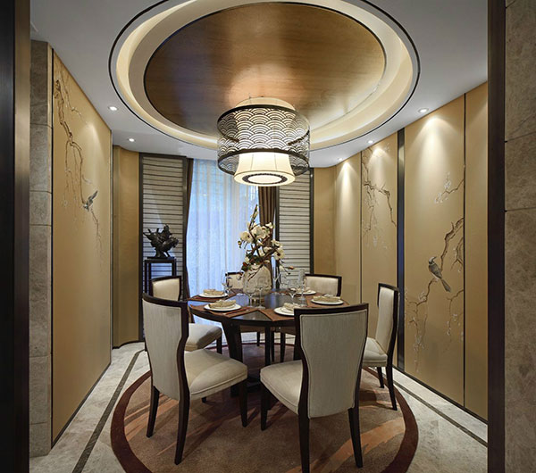 餐厅在色彩的选择上以帝王金为主，搭配白色餐椅，整个空间看上去充满了中式文化的气息。