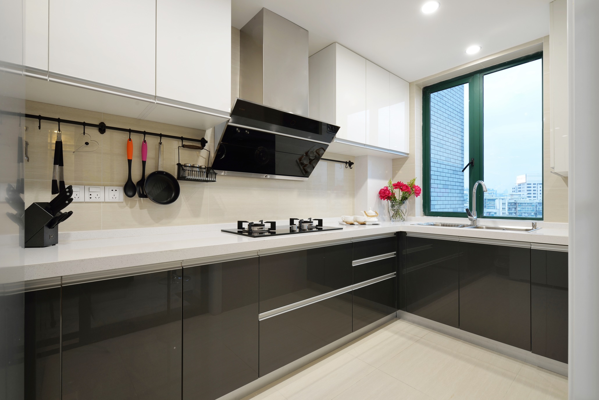 厨房宽敞明亮，白色吊柜搭配咖色橱柜，空间显得很温雅安静的感觉。