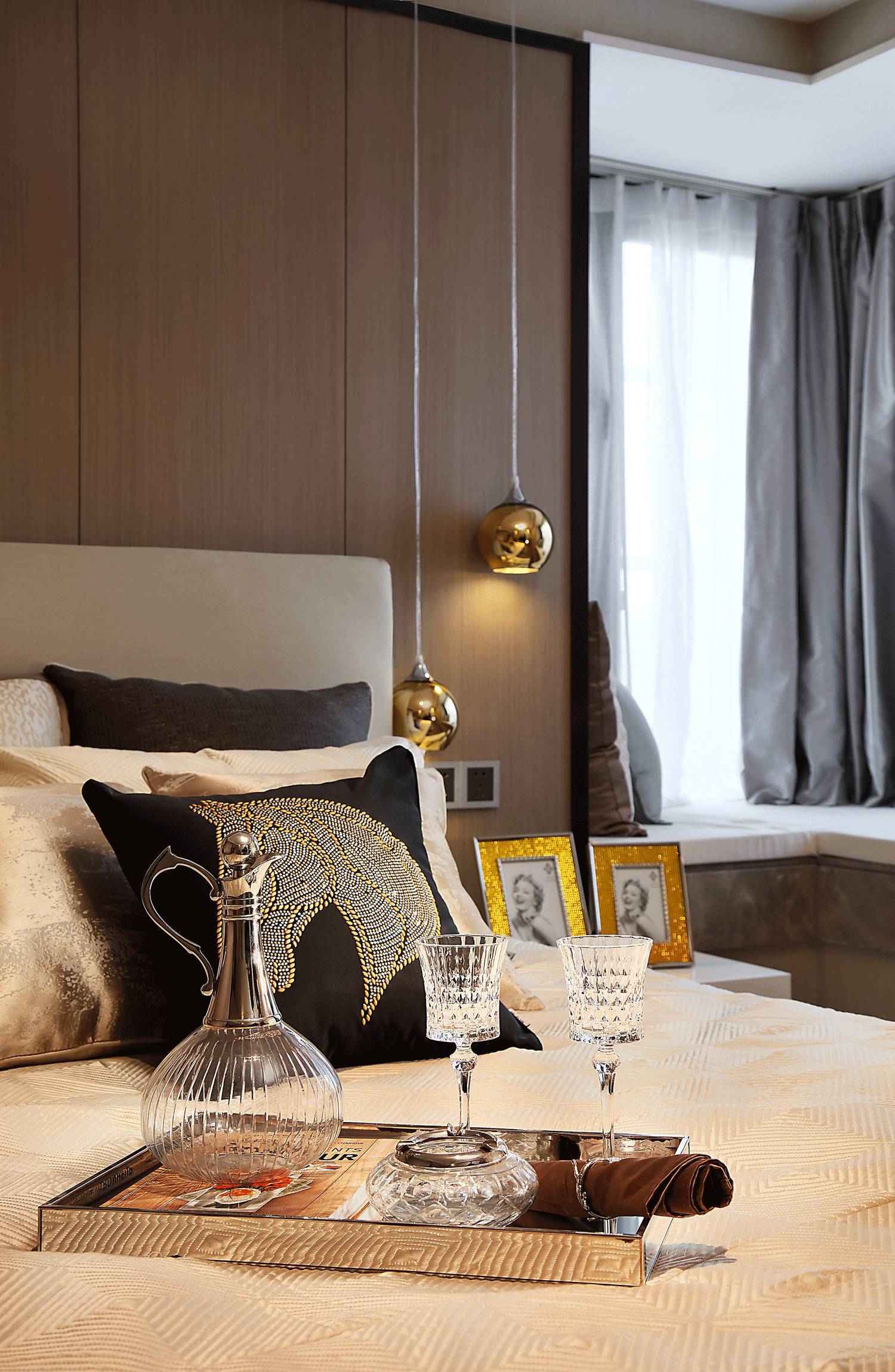 侧卧使用木色作为背景色，搭配床头垂吊灯具，使整个卧室更加的优雅。
