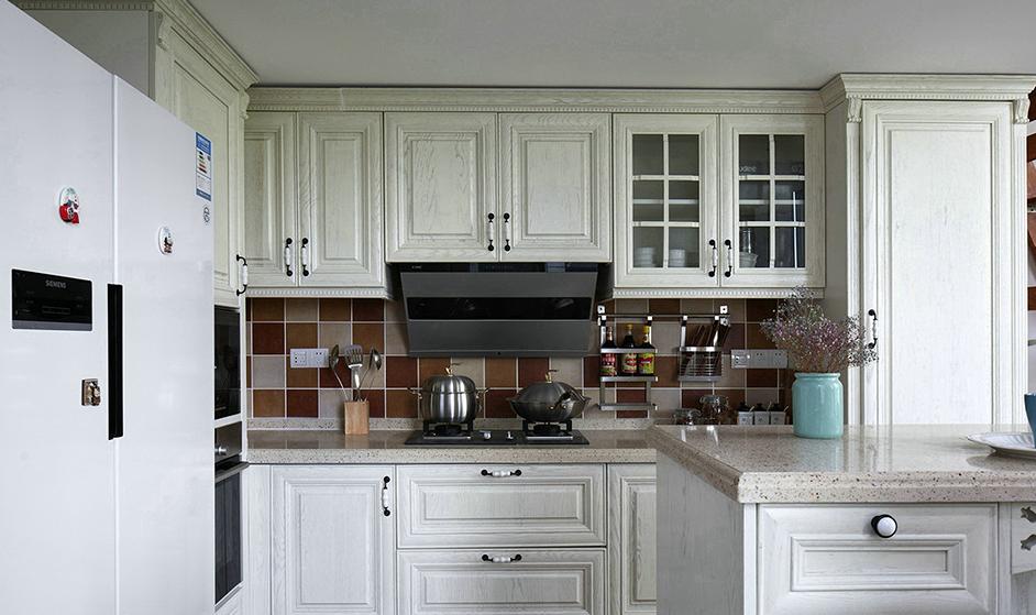 厨房灰白色基调家具，大理石台面，质朴不失精致。