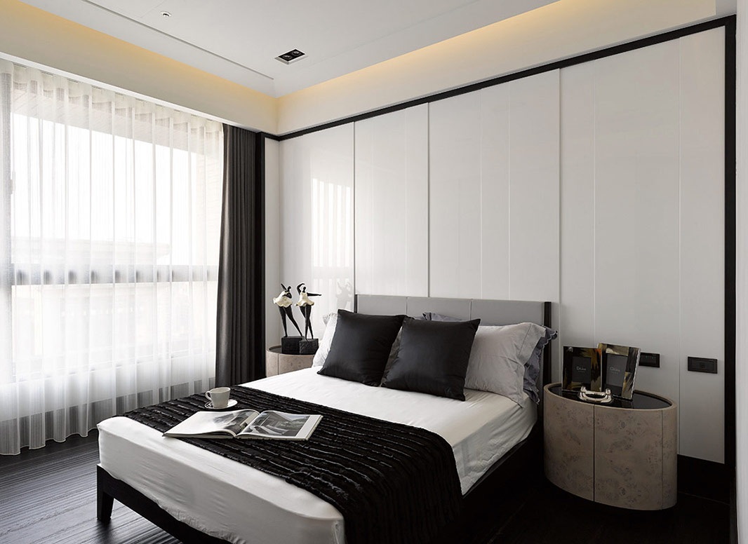 经典的黑白配色下，次卧时尚摩登，背景墙配色与床品配色和谐统一。