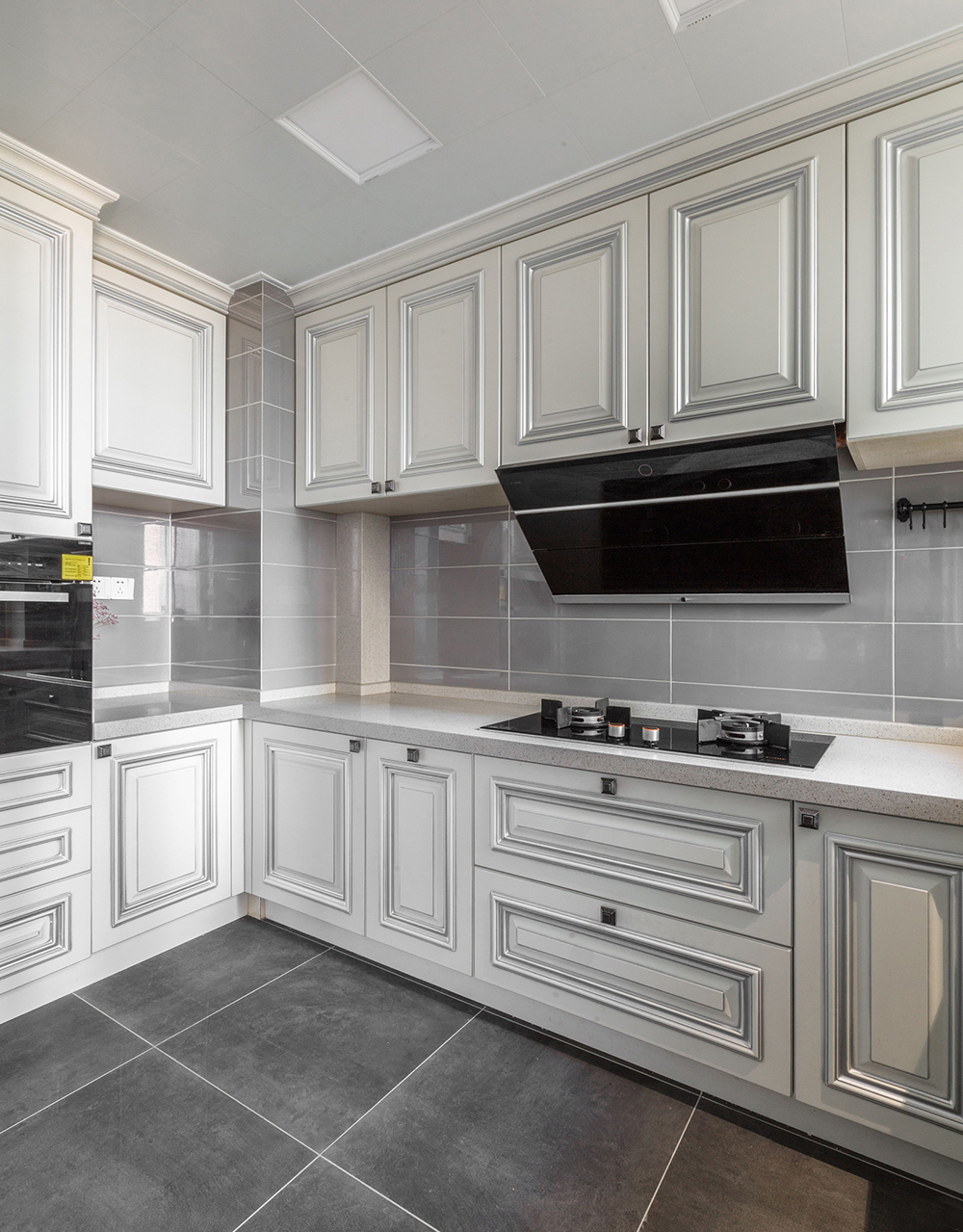厨房动线设计的很充分，白色橱柜明朗优雅，扩大了空间感，整体配色颜值温润。