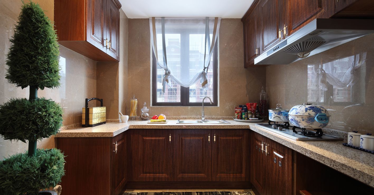 木质调橱柜具有文化底蕴，厨房设计着重于线条与材质的塑性，营造出优雅大气的烹饪环境。
