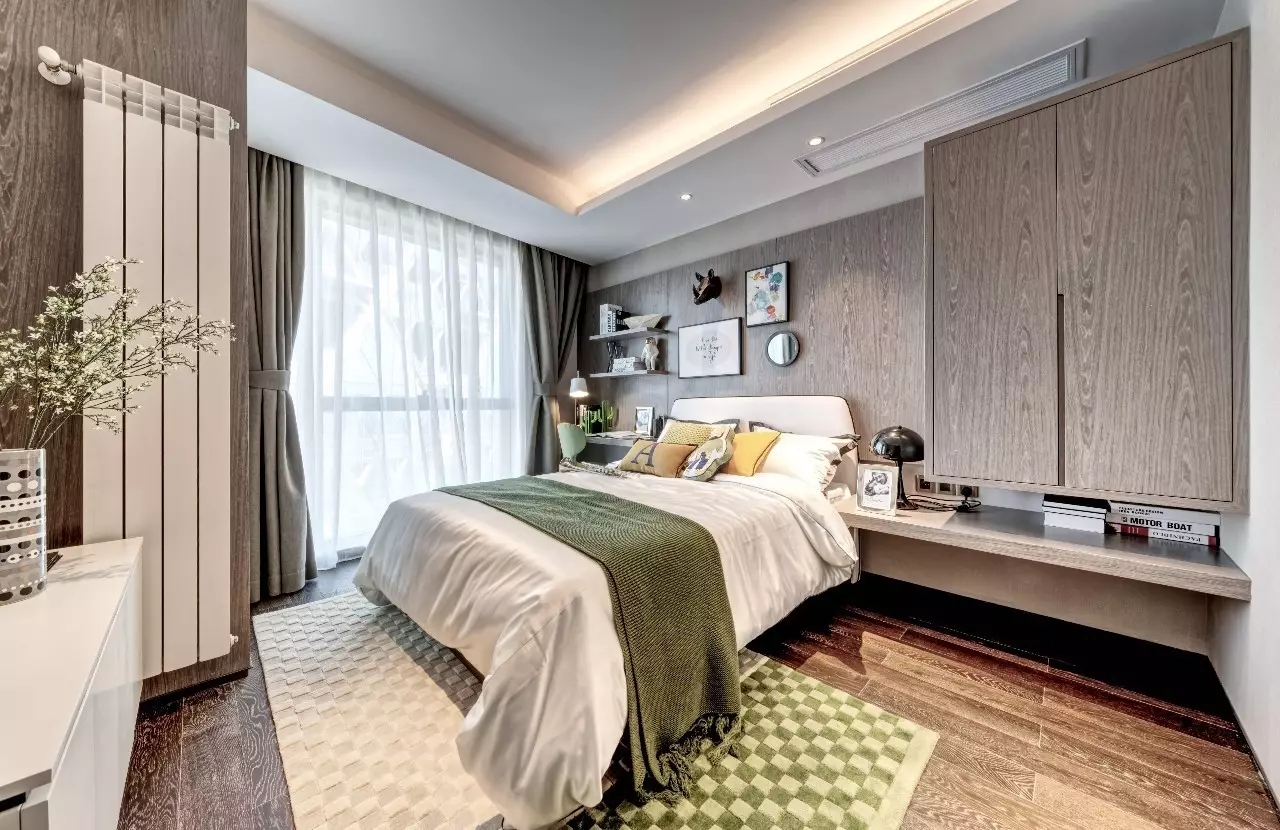 次卧空间以木色为主基调，配以白色和绿色点缀，呈现出优雅安静的气氛。
