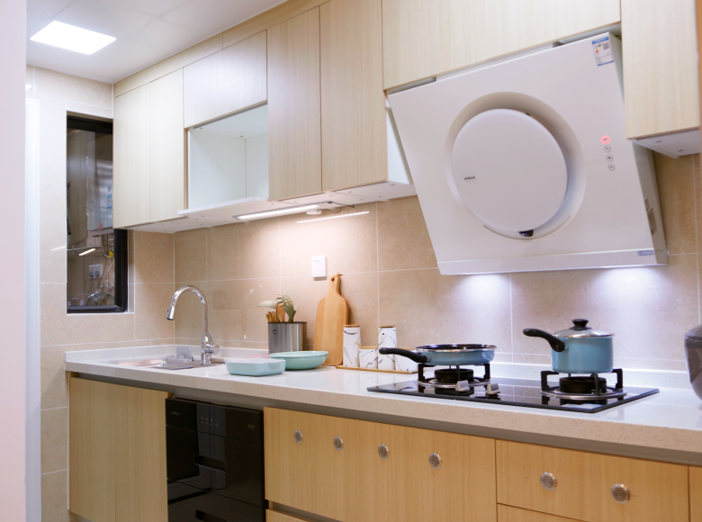 木色质感的橱柜，搭配米色墙面砖，将一字型格局的厨房装扮出了舒适轻松的烹饪空间。