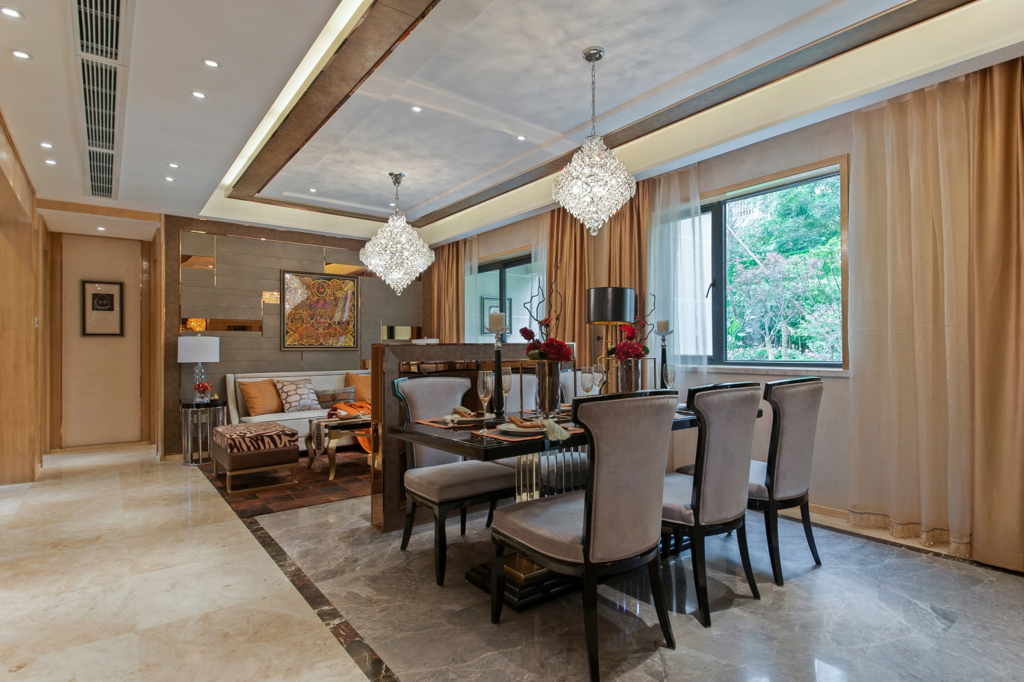餐厅空间与客厅相连，灰色基调营造出温馨、舒适、大气的用餐氛围。