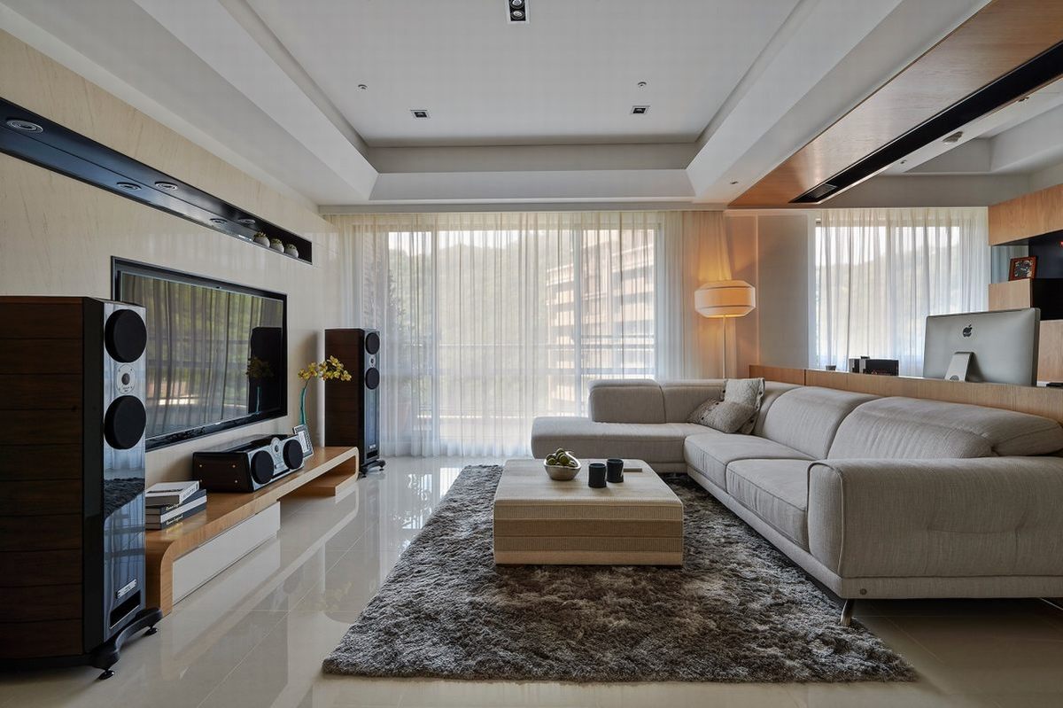 客厅配色素雅，米白色布艺沙发精致大气，L型沙发陈列提升了空间聚拢感。