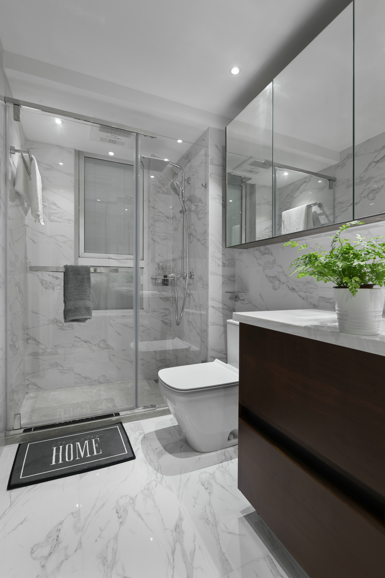 卫生间运用大理石为背景，干湿分离设计后空间变得更为宽敞明亮。