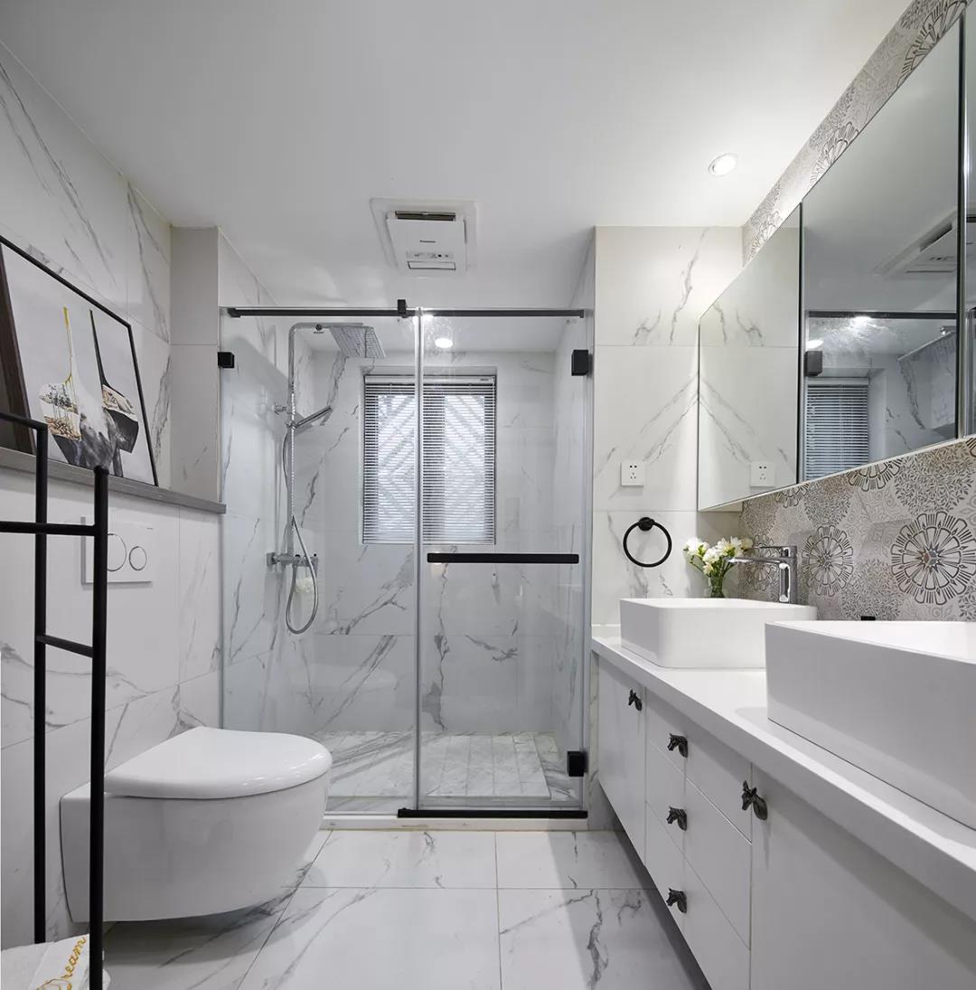 白色设计让整个卫生间都明亮起来，悬挂式的马桶增加了空间的功能性，同时也让空间显得奢华和现代。
