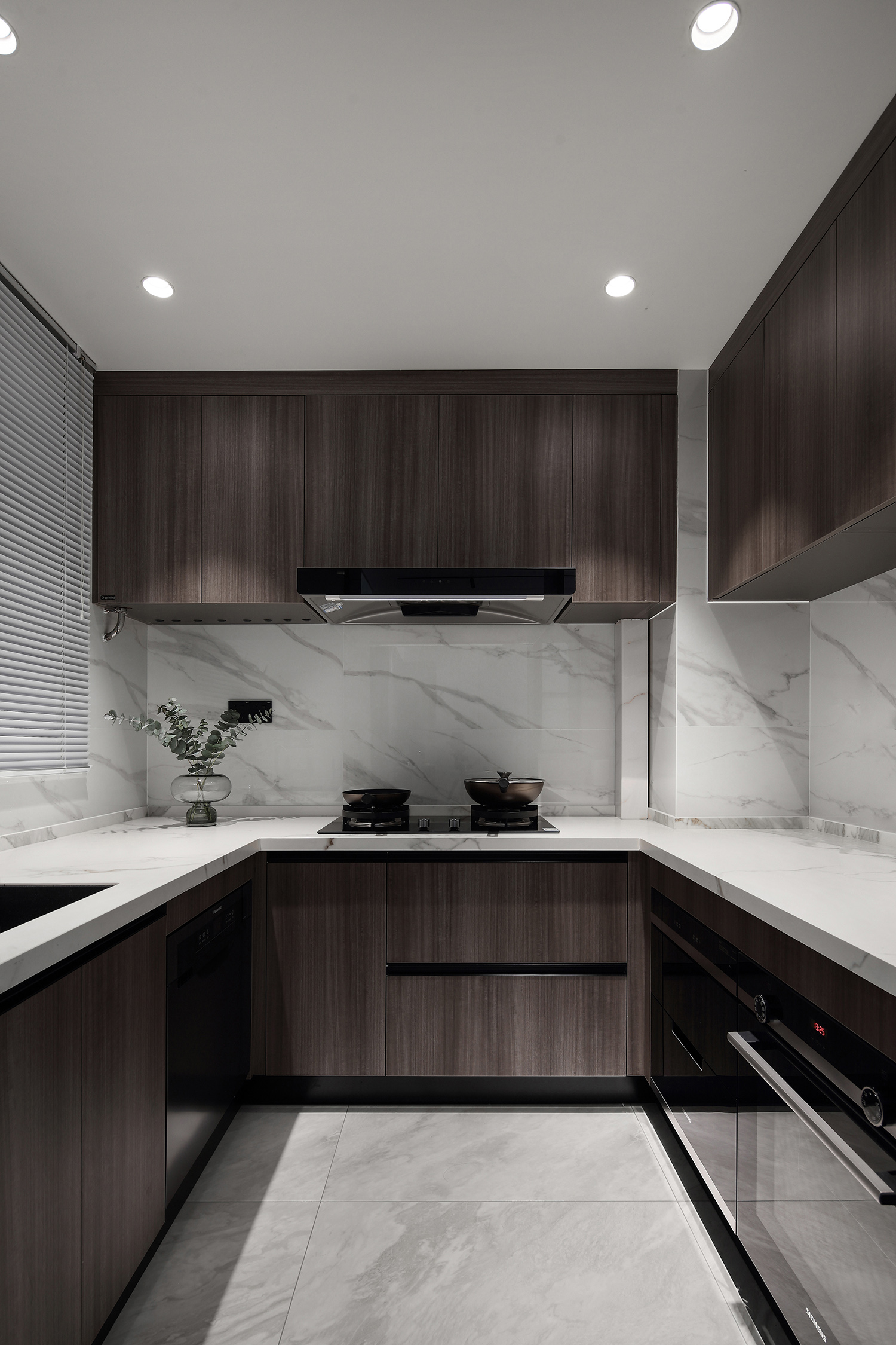 素雅的厨房配色，木质橱柜搭配白色背景墙，展现出美式风格的魅力。