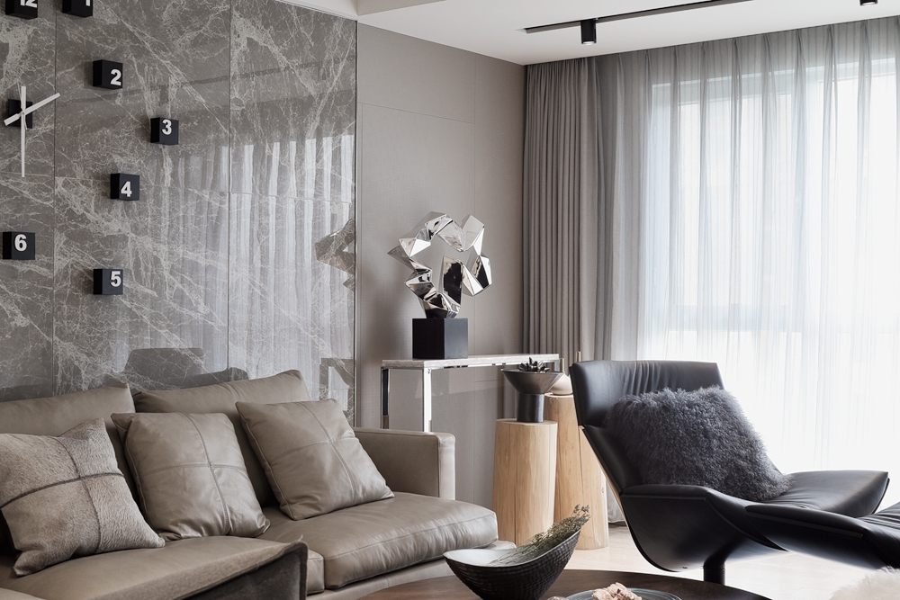 客厅米色调运用简约大方，空间整体感觉柔和沉稳、干净利落，充满精致感与时尚感。