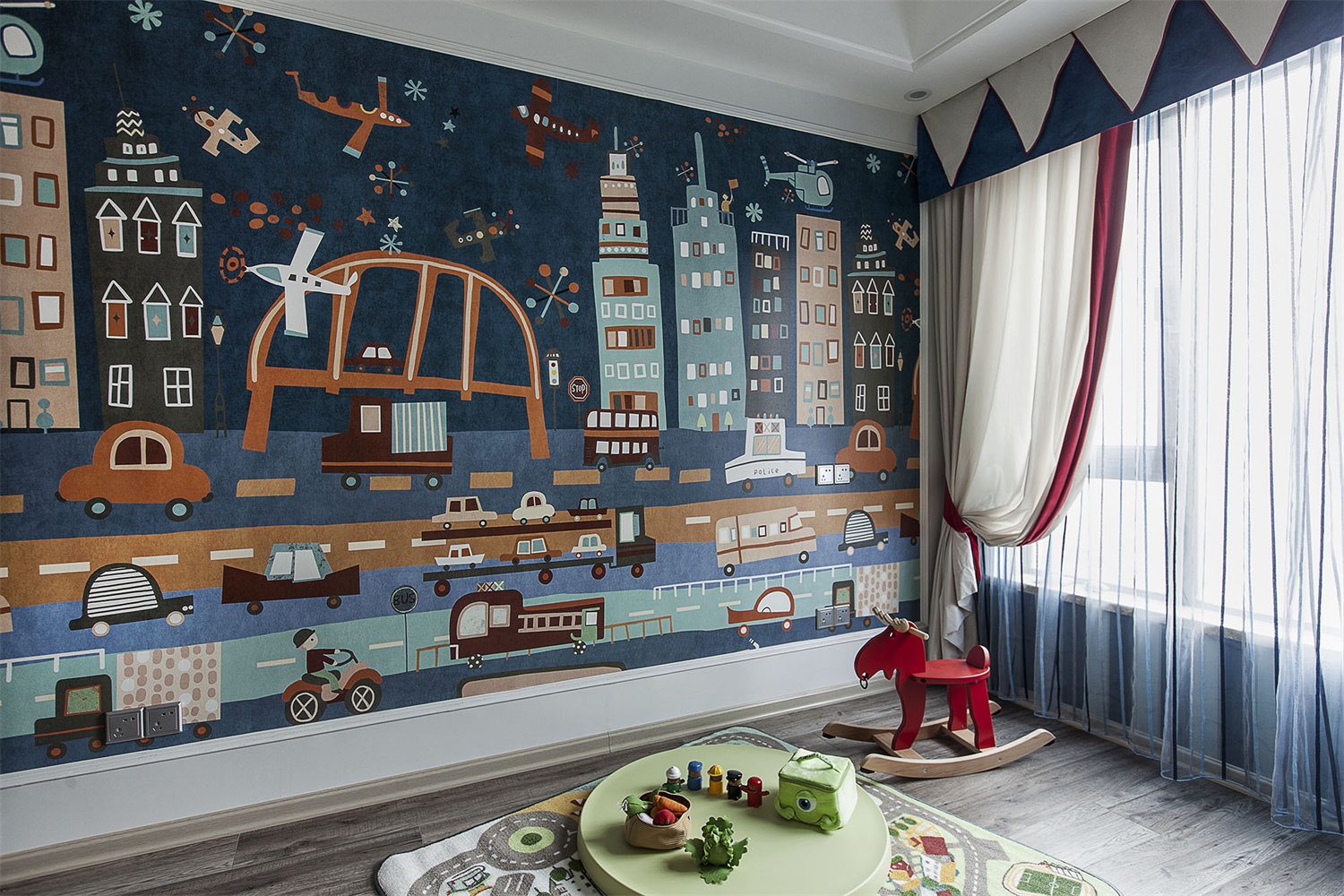 儿童房背景墙色彩浓郁，童趣无限，打破传统墙纸设计，营造出更加个性化的空间。