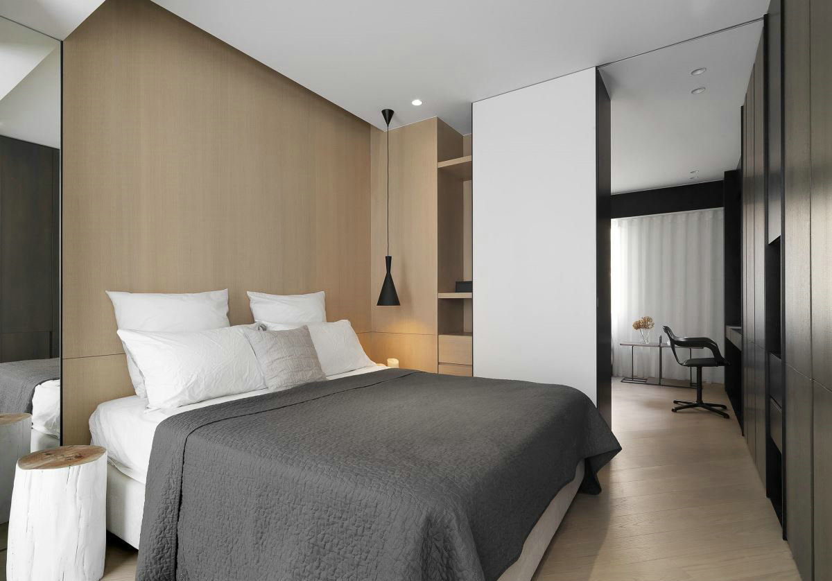 侧卧设计师以木质背景墙为主调，营造出内敛优雅的卧室氛围，彰显着温馨质感。