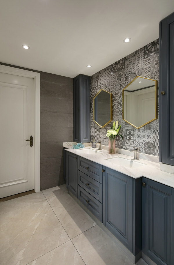 卫浴空间以淡雅的蓝色为主色调，空间结构明确、外观明快简洁，精致十足。