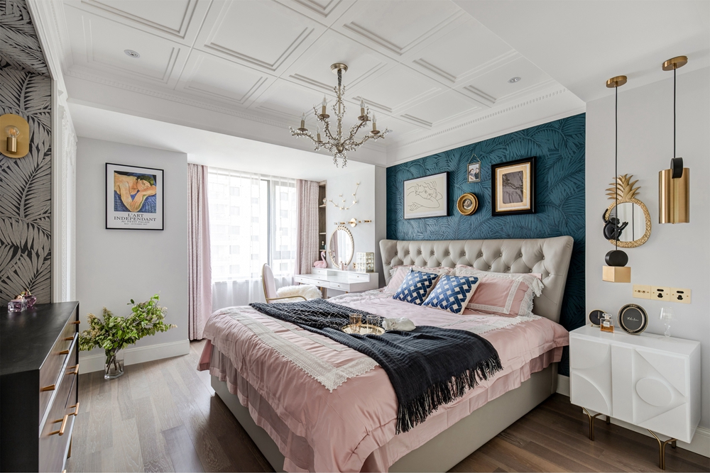 背景墙设计蓝色壁纸，设计师将设计美学与功能空间完美结合，呈现了一个极具品质的卧室空间。