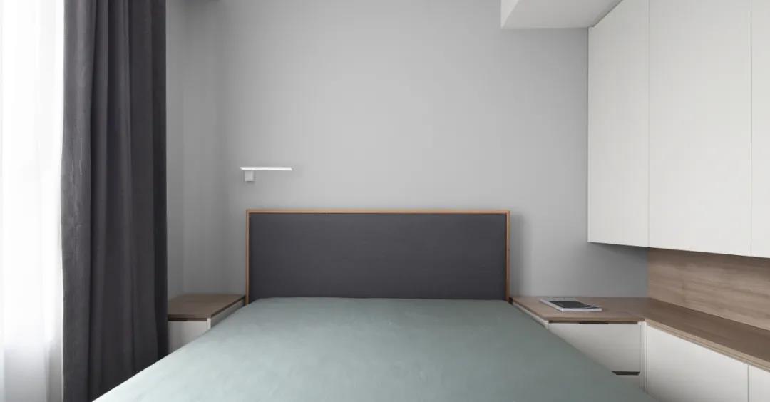侧卧沿用白色主题，空间设计大气简约，现代元素的融合打造出沉着高雅的品质感。