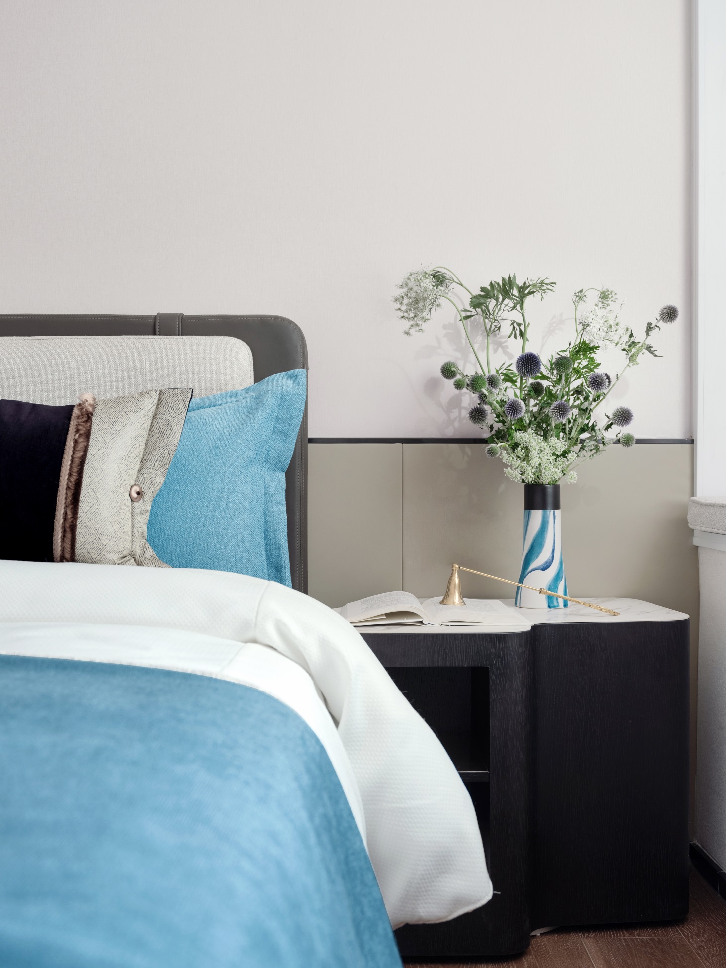 侧卧以优雅的蓝色床品点缀整个卧室空间，让空间更加静谧和典雅。