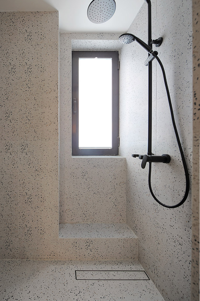 卫生间背景墙设计素雅，结构层次分明，立体式淋浴足以满足业主的日常日常需求。