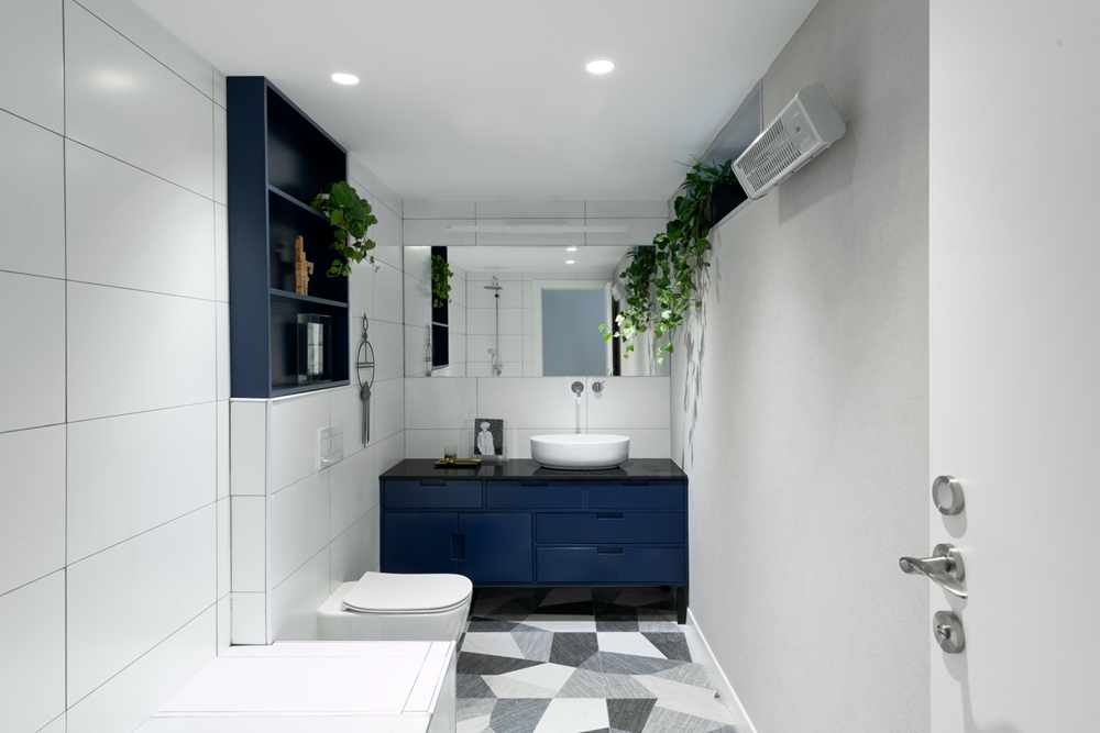 卫生间以白色为主基调，局部蓝色洗手池和蓝色壁龛，丰富了空间设计感。