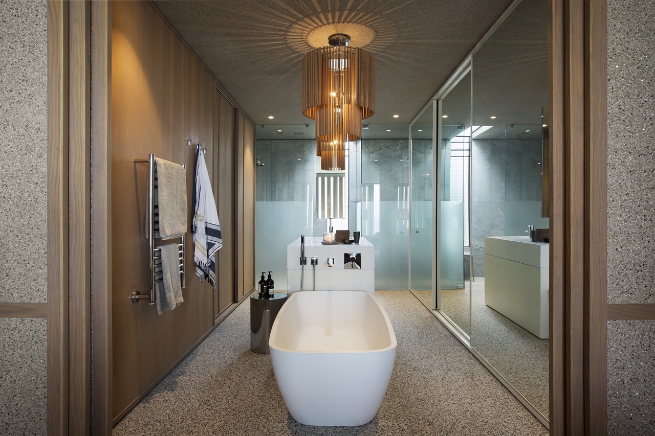 卫生间较为宽敞，以浴缸为主角，大面积使用明镜，视觉上放大了空间。
