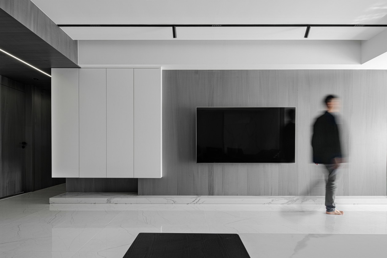 电视墙采用灰色与白色搭配，块状的结合令整个空间充满了秩序感。