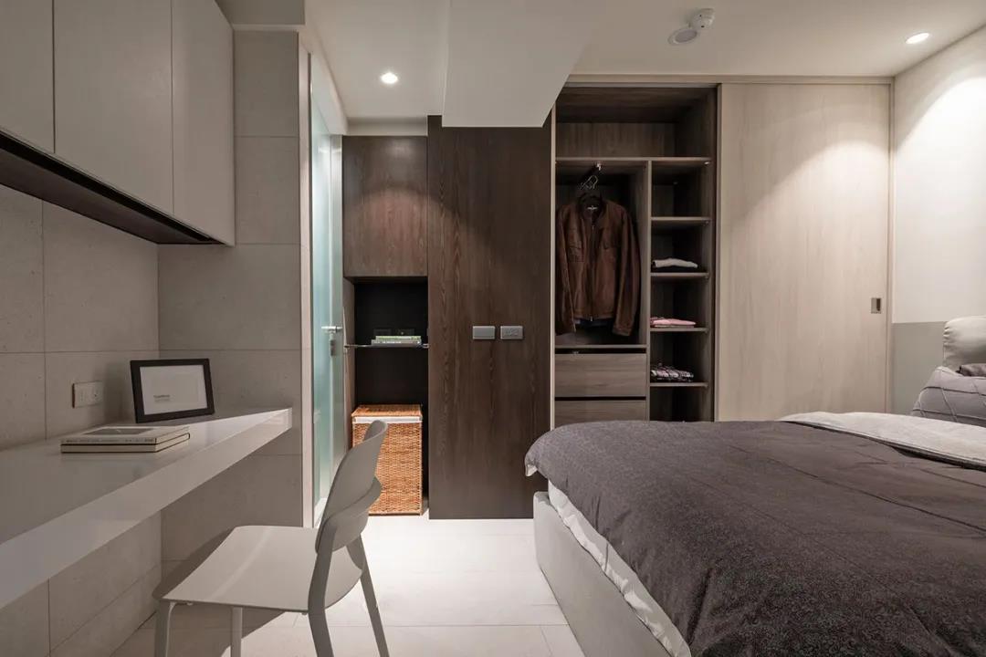 卧室以冷色为主，衣柜设计错落有致，让卧室空间更加安静朴素而优雅舒适。