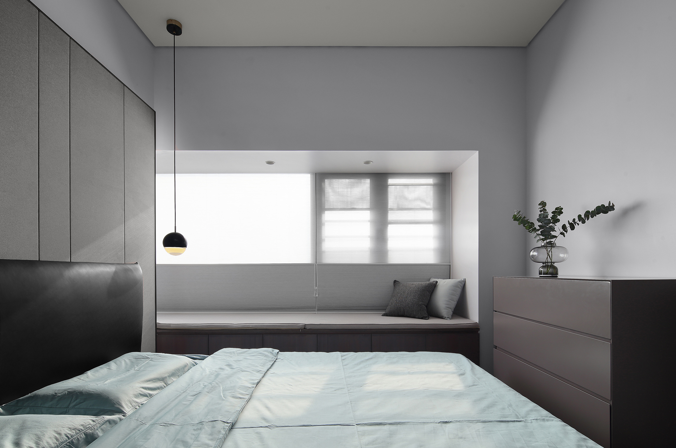 飘窗设计简洁大气，简洁的床品，纯净的配色，无不彰显着卧室主人非凡的气质。