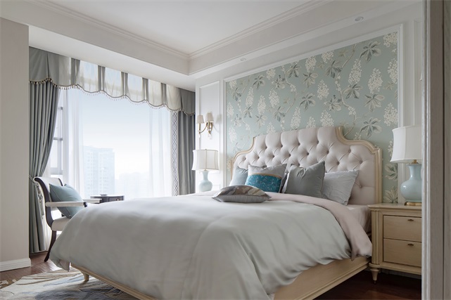 卧室床头以欧式壁纸打造，并结合护墙板设计，两边的简洁的台灯更好的装饰了墙面。