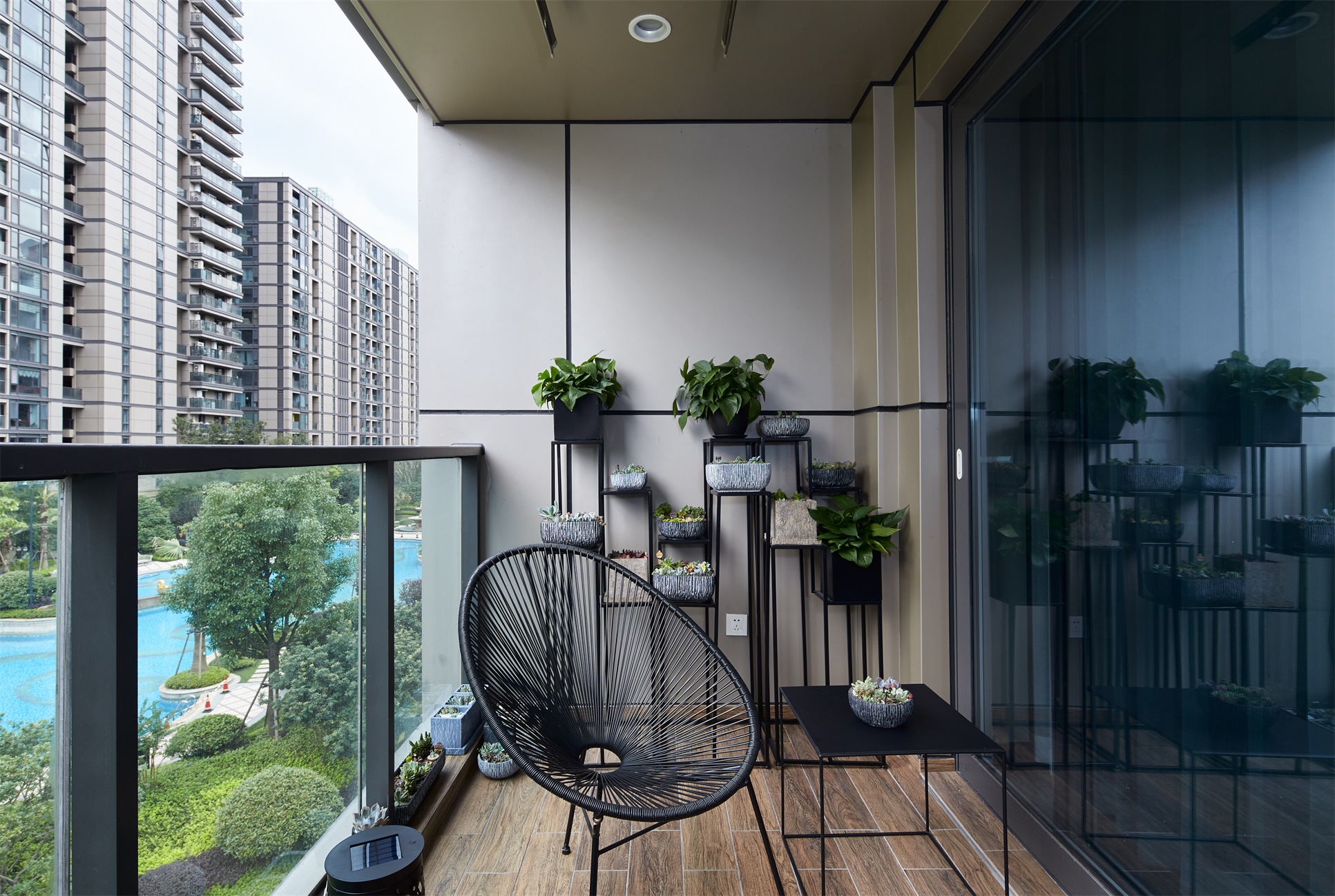 阳台在满足功能的同时丰富了空间的层次感，用线条勾勒出一个简单现代的温馨画面。