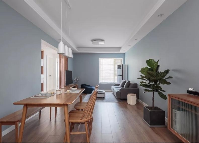墙面选用了蓝色进行漆刷，干净清新，客厅摆放了一个基础款式的灰色沙发百搭，不容易显脏，更易打理。