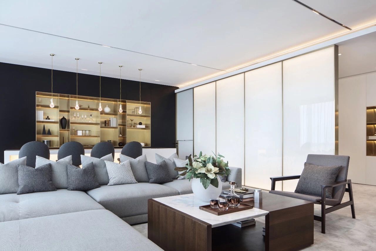 客厅无吊顶设计提升了空间开阔感,布艺沙发围合式陈设,整体显得宽敞