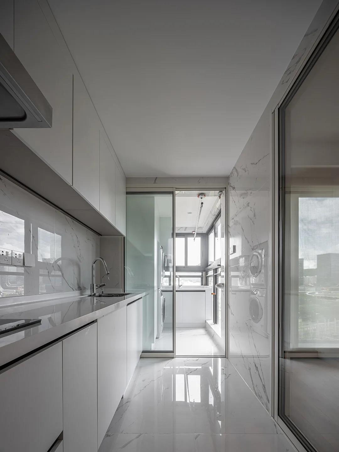 厨房纵深较长，白色橱柜搭配白色背景，带来的是精致的厨房生活体验。