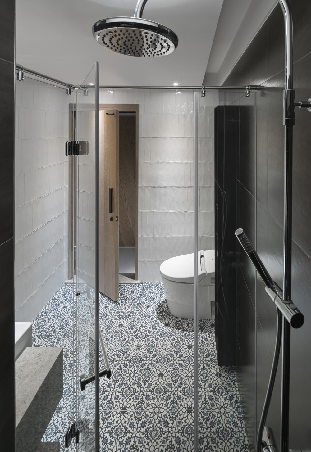 卫浴运用直线条营造了一个干练简洁的空间，干湿分离提升了空间利用率。