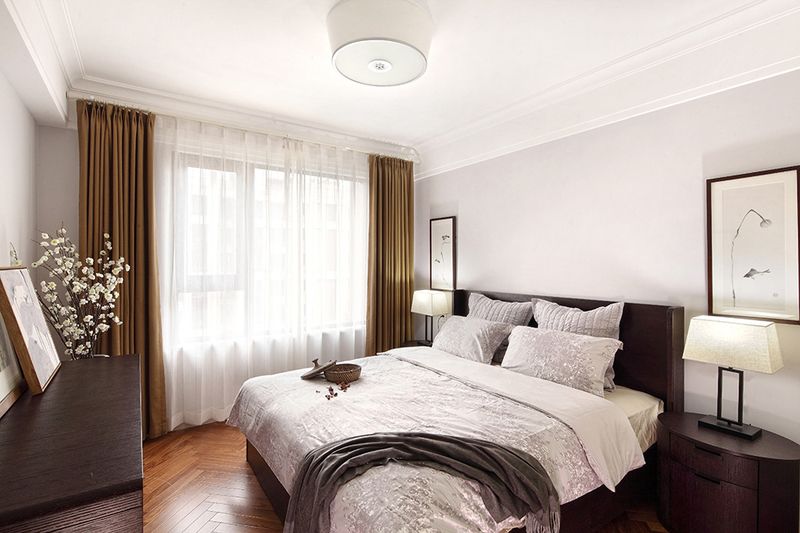 卧室延续了客厅的风格，软装上采用了原木色的配置，让北欧风格随处体验。