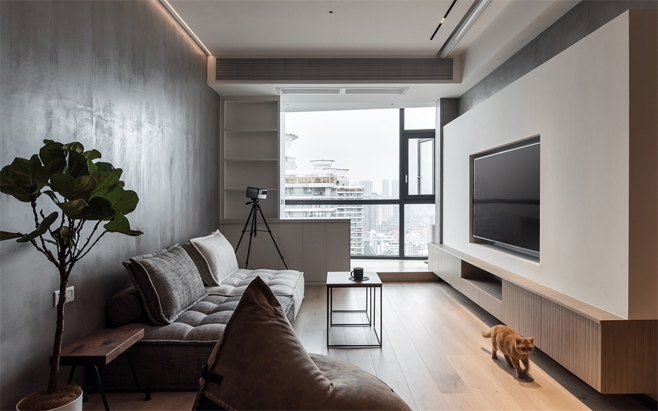 客厅采用灰白色为主，构筑出自然舒适的空间氛围，绿植的点缀提升了空间活力。