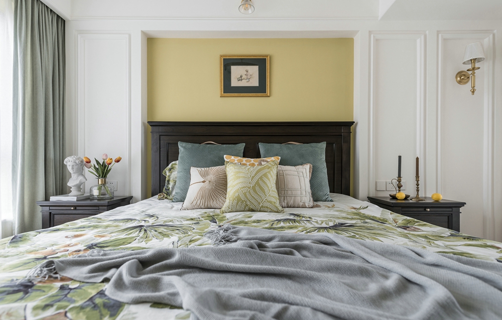 卧室背景墙沿用客厅色系，凹凸型护墙板设计营造立体视觉感，配上欧式床头，体现出一种低调的奢华。