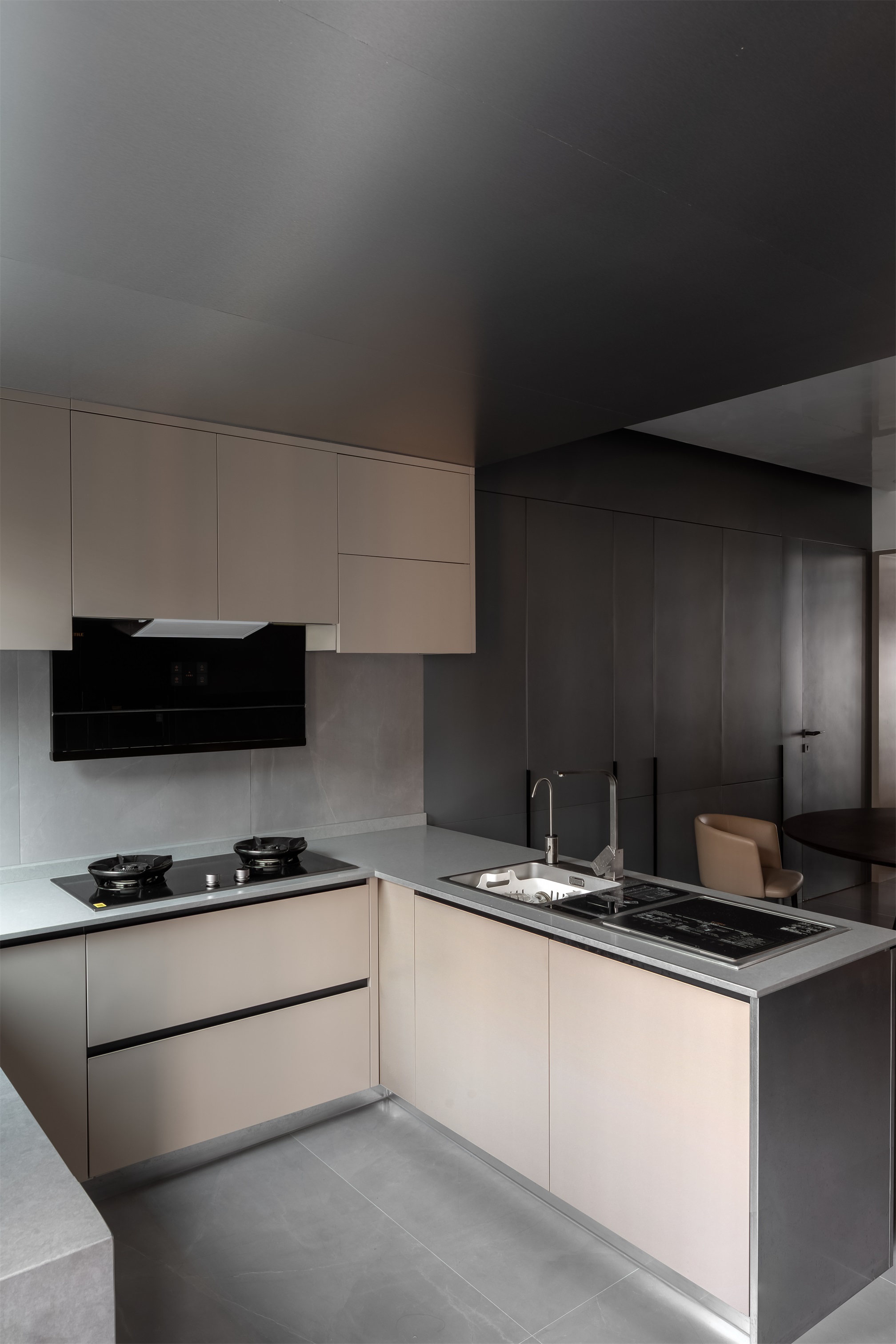 厨房装修用了U型的设计方式，增加了厨房使用率，木质橱柜温润雅致。