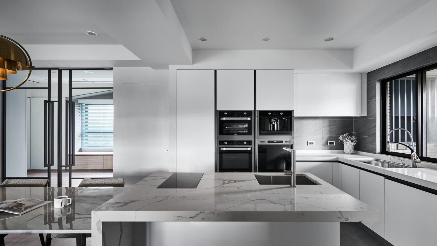 厨房白色设计十分经典，黑色线条兼具理性之美，让人在视觉和心理上都能实现平衡稳定。