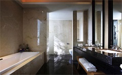 干湿分离的设计兼顾方便性和实用性，大理石背景让卫浴氛围更为舒适。