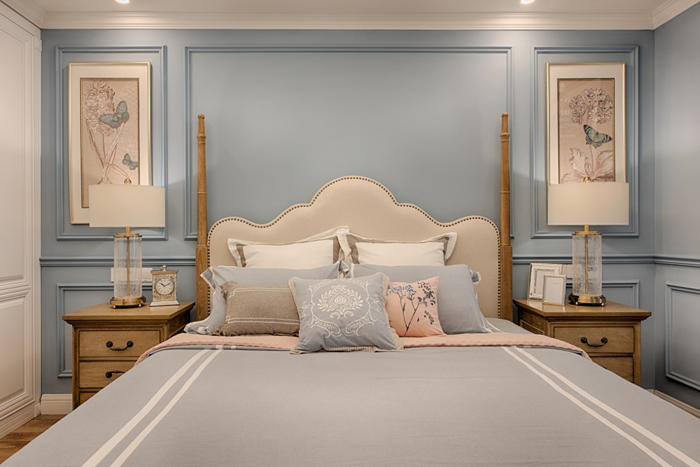 欧式床头搭配蓝色背景墙，整个空间通透明亮，梳妆台私密性好，空间动线布局高级。