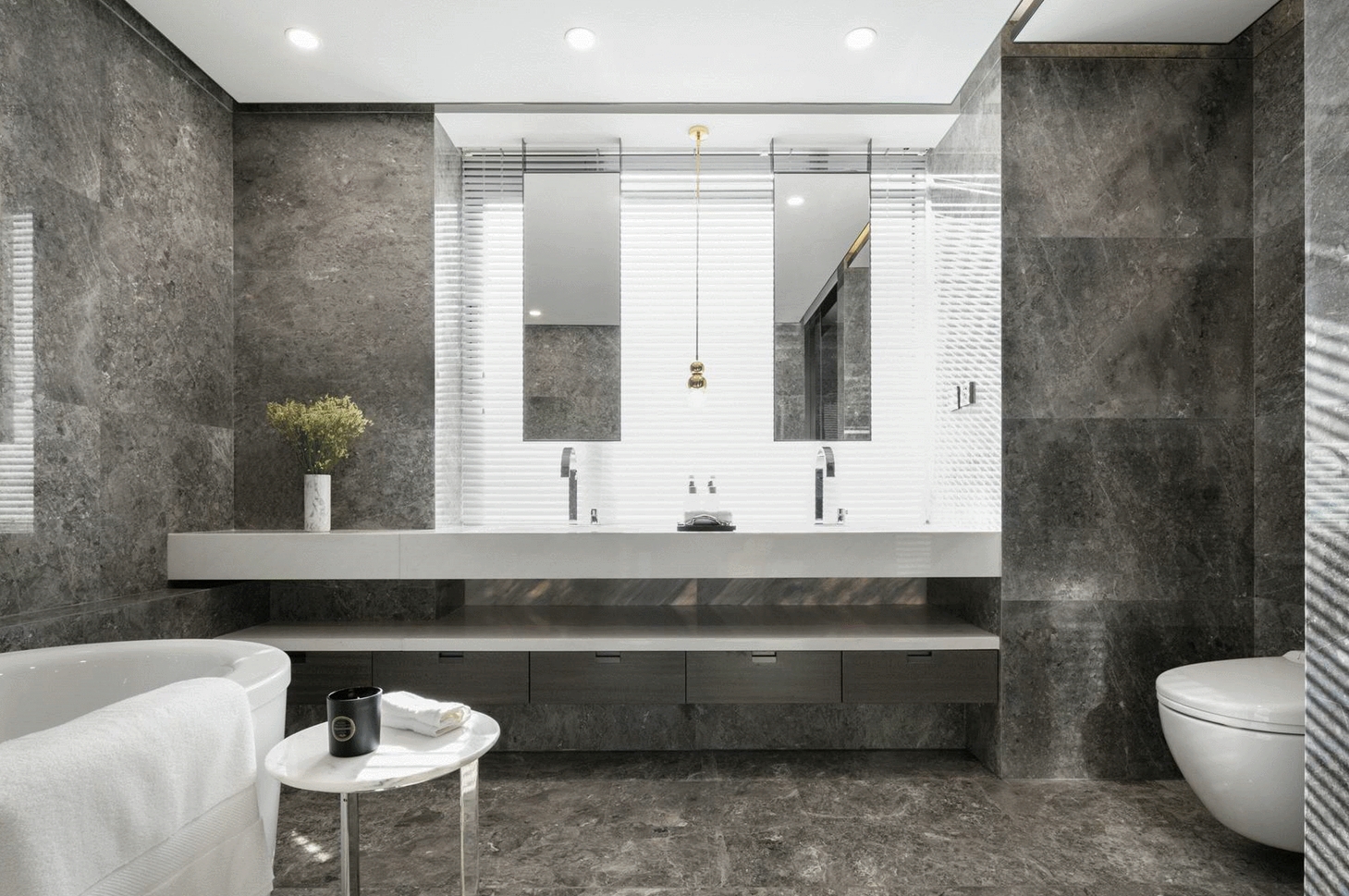 卫浴空间生动而具有个性，洗手台设计为室内增加了几分高级气质。