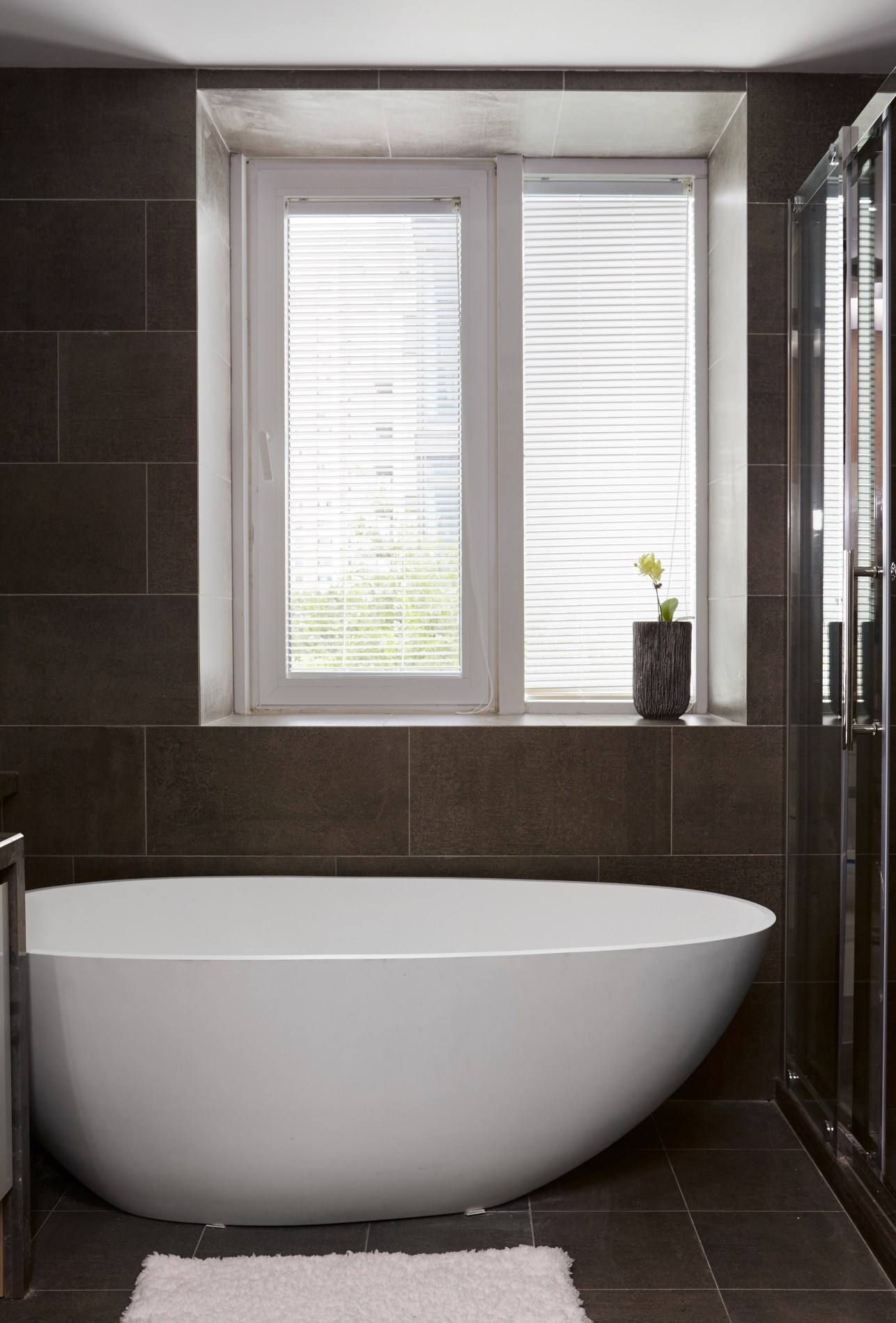 浴缸使用纯白色打造，在咖色氛围中呈现出轻柔灵活气息，凸显主人品质的生活追求。
