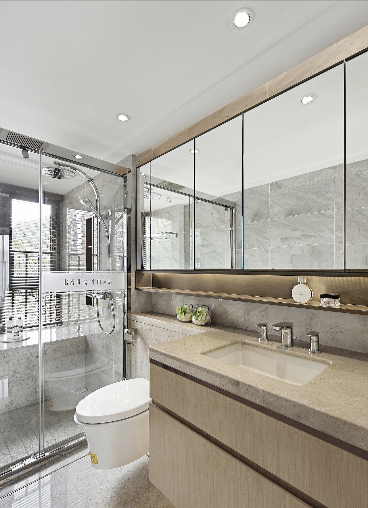卫生间采用干湿分离设计，灰色与金色相互碰撞，提升了空间的品质感。